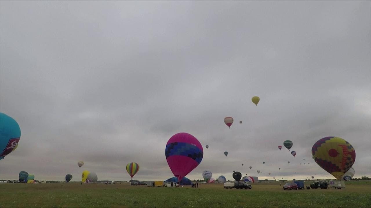 Raduno di mongolfiere in Francia: piloti da tutto il mondo a caccia di record
