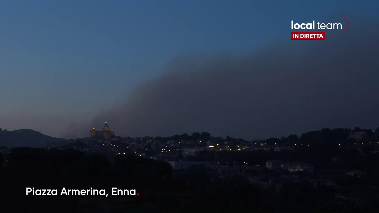 LIVE Grosso incendio boschivo a Piazza Armerina, Enna: diretta video