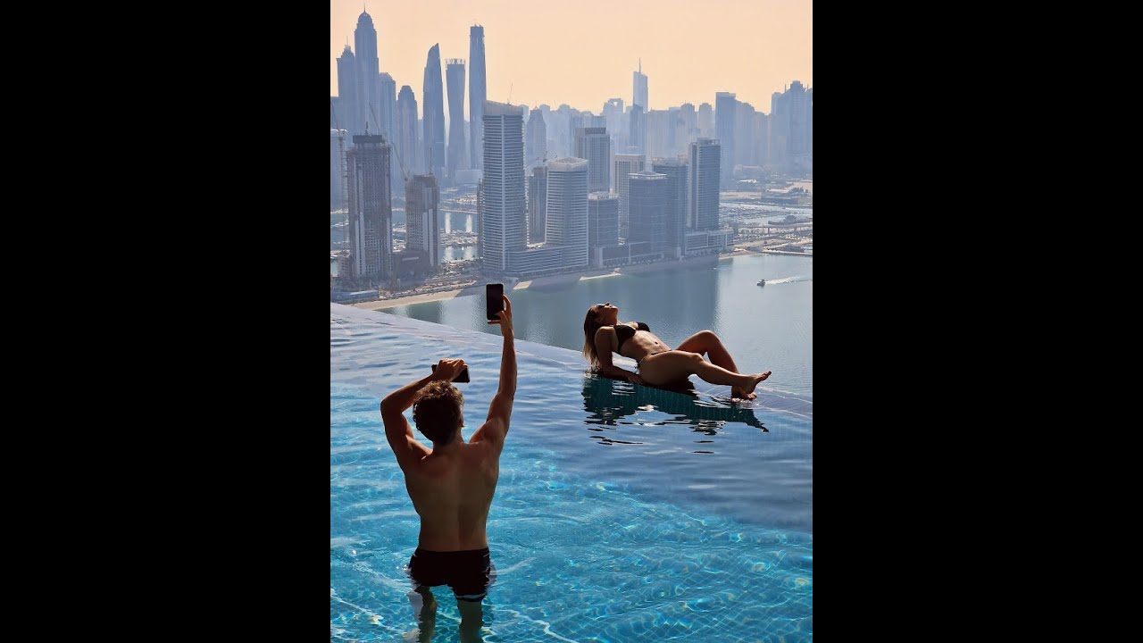Niesamowity podniebny basen Aura w Dubaju / Aura Skypool