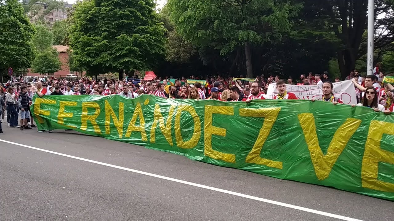 Manifestación a las puertas de El Molinón en contra de la directiva del Sporting