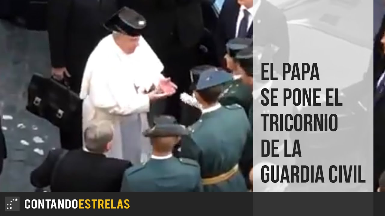 El Papa se pone el tricornio de la Guardia Civil