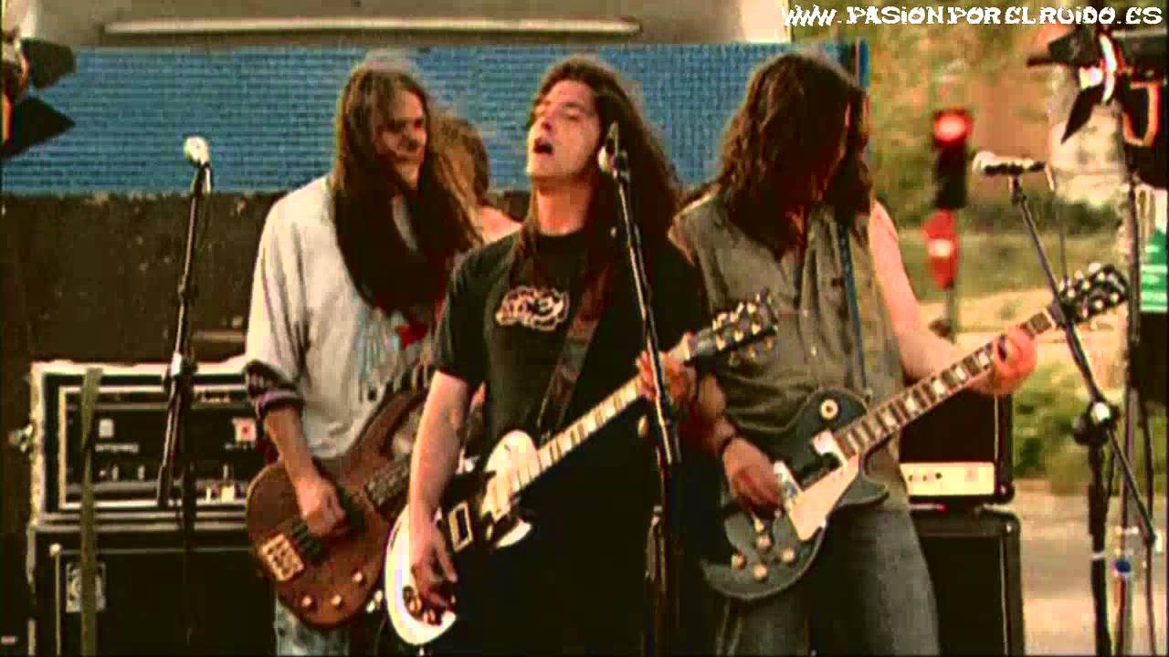 BARRICADA 2002 EL TROMPO VIDEOCLIP OFICIAL  [BARRICADA 2002 - BÉSAME]