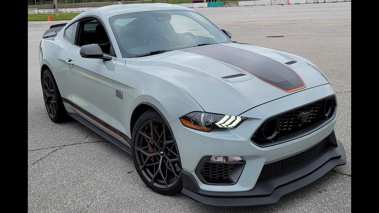 Ford Mustang Mach 1 Hot Laps против Corvette C8 Барретт-Джексон