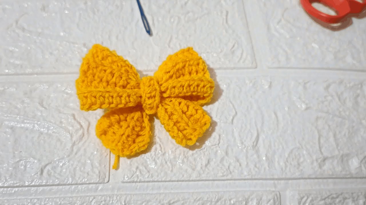 Crochet bow keychain for beginners. #crochet #beginners