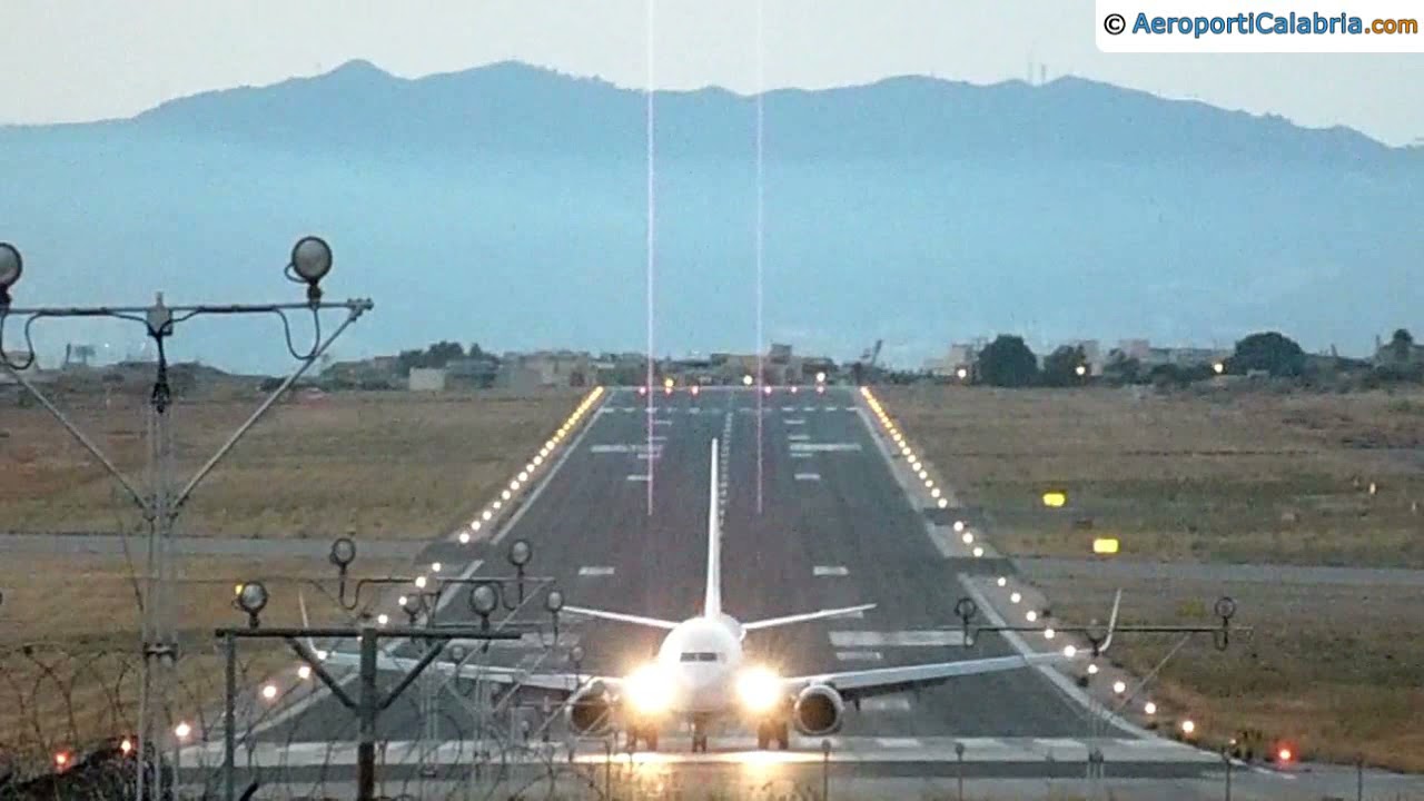 Aeroporto Reggio Calabria: video Blue Air Boeing 737-800 atterraggio pista 15 del 08/08/2021