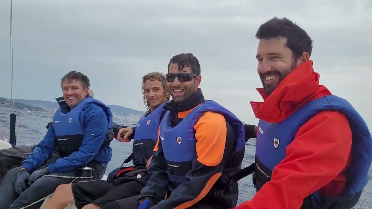 Navegando a 14, 2 nudos de velocidad en un velero J80 con 25 nudos de viento.
