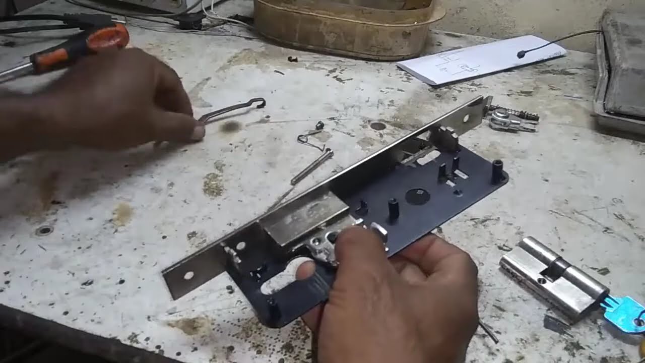 Desarme partes armado mecanismo  y montura de cerradura empotrable de puerta de vivienda..