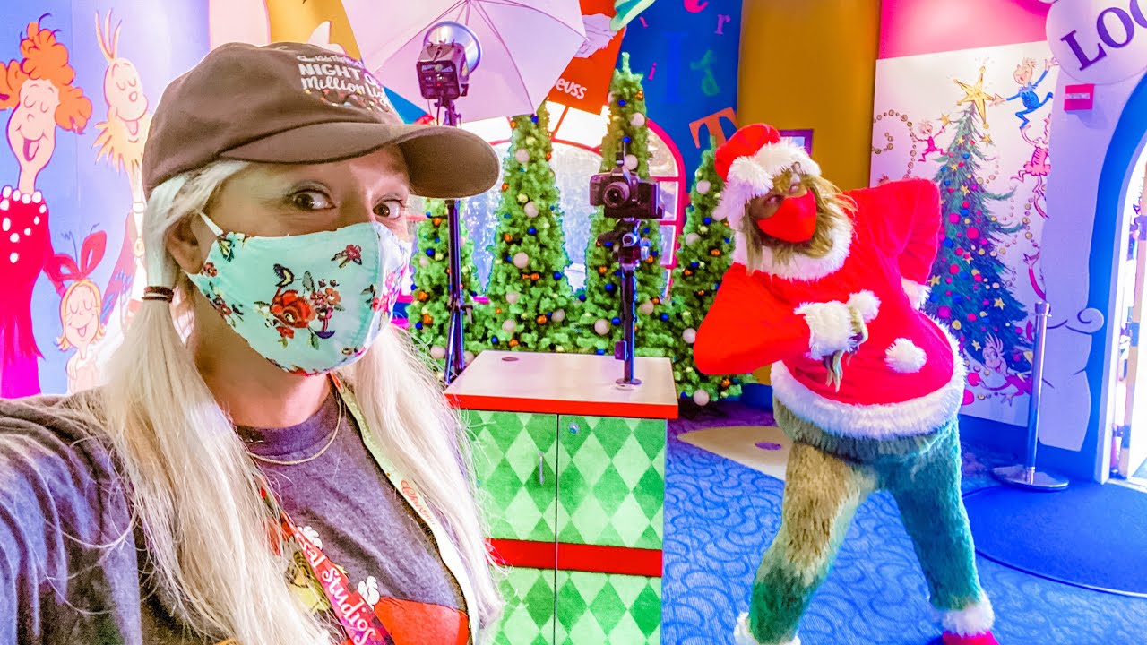 FIRST DAY OF HOLIDAYS AT UNIVERSAL! The Grinch, Macy's Balloons, Hogwarts Castle, Holiday Treats