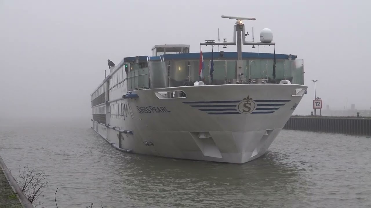 2026 01 12 riviercruise schepen  en binnenvaart bij de Bataviahaven.