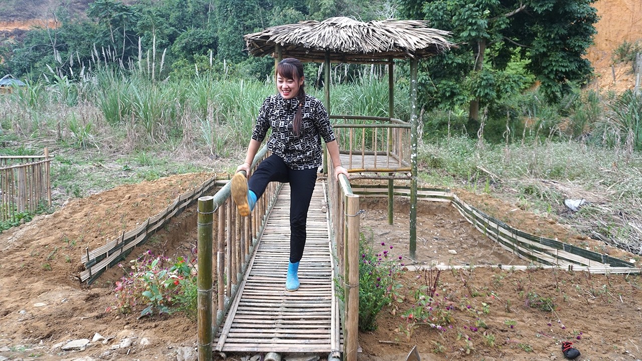 A Single Mom&rsquo;s Peaceful Off-Grid Life: Finishing the Bridge and Pond House
