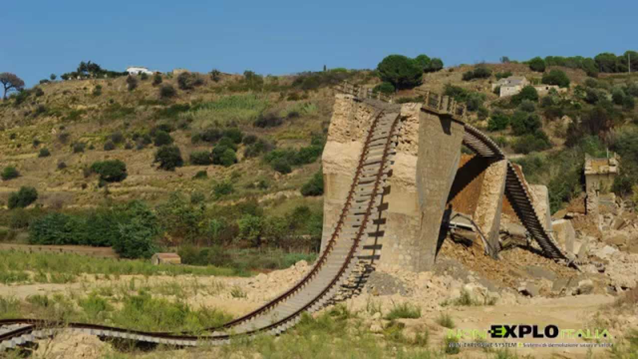 Video Ufficiale demolizione ponte ferroviario in loc. Caltagirone Sicilia