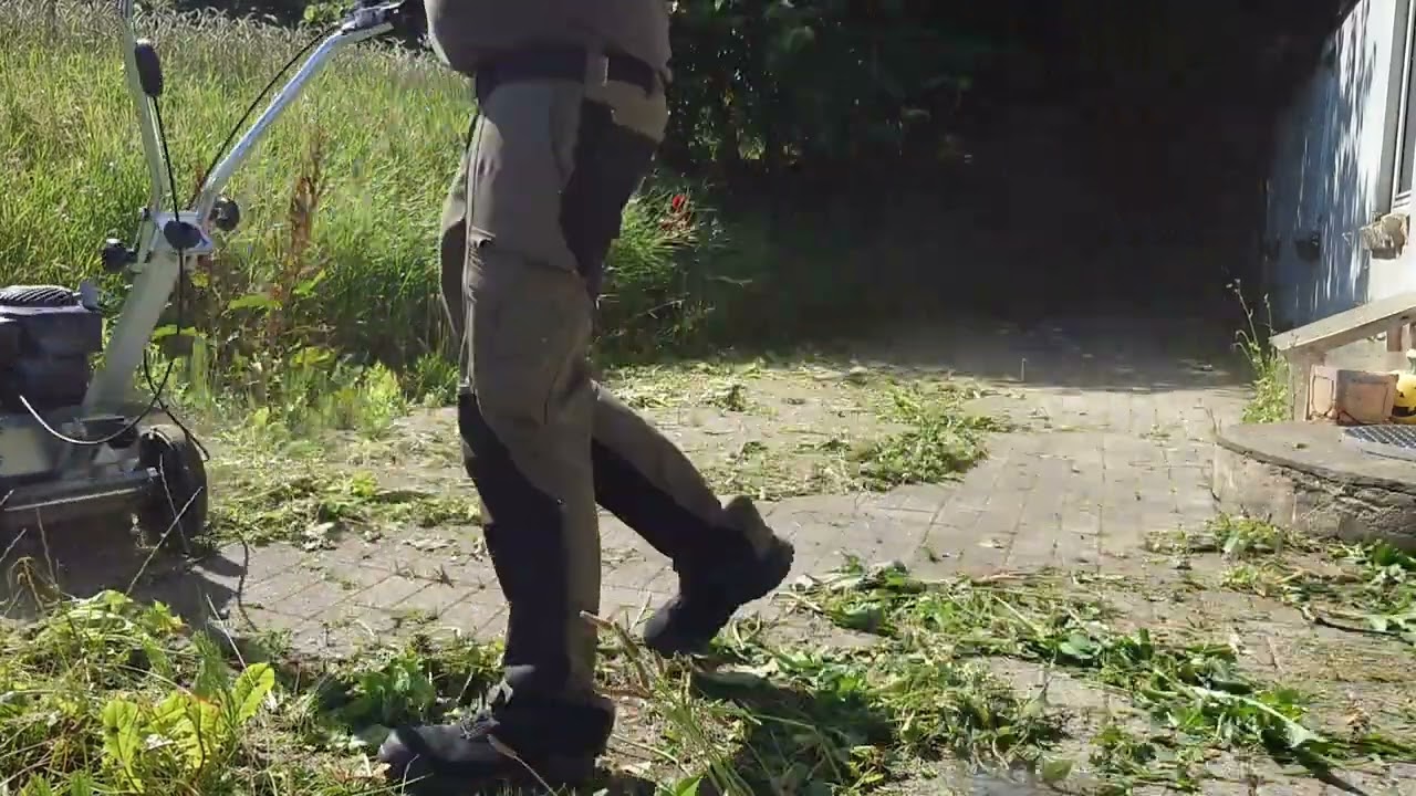 Using the kwern pro 66, making weeding the patio easy/ bruger en Kwern pro 66 til at fjerne ukrudt.