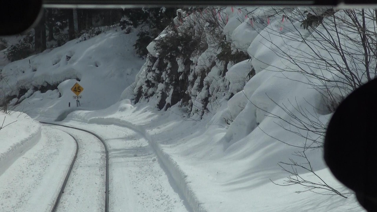 雪が積った冬の花輪線 安比高原駅～松尾八幡平駅間を走行する乗務員研修中のキハ110系の前面展望