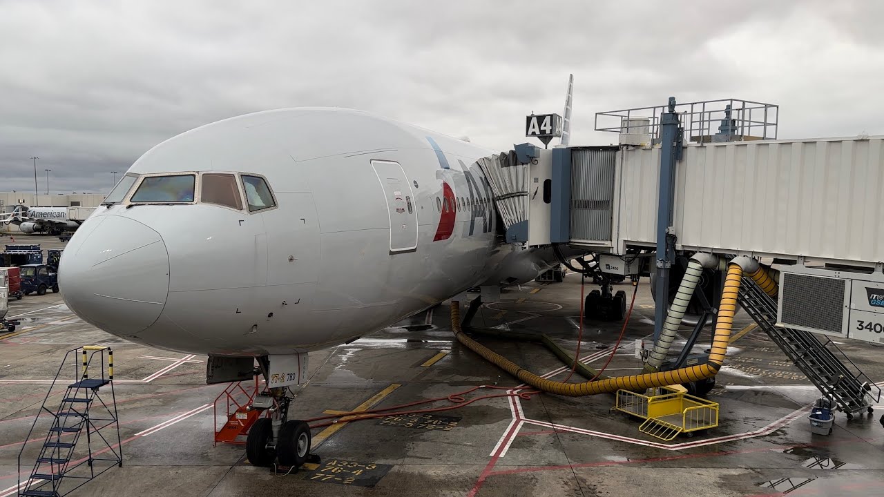 [4K]American 777-200ER Landing at Overcast Charlotte