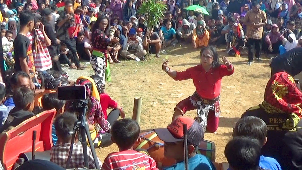 Ebeg bolot mengawali janturan bang bang wetan wahyu cakra budaya di cipriuk kedungreja