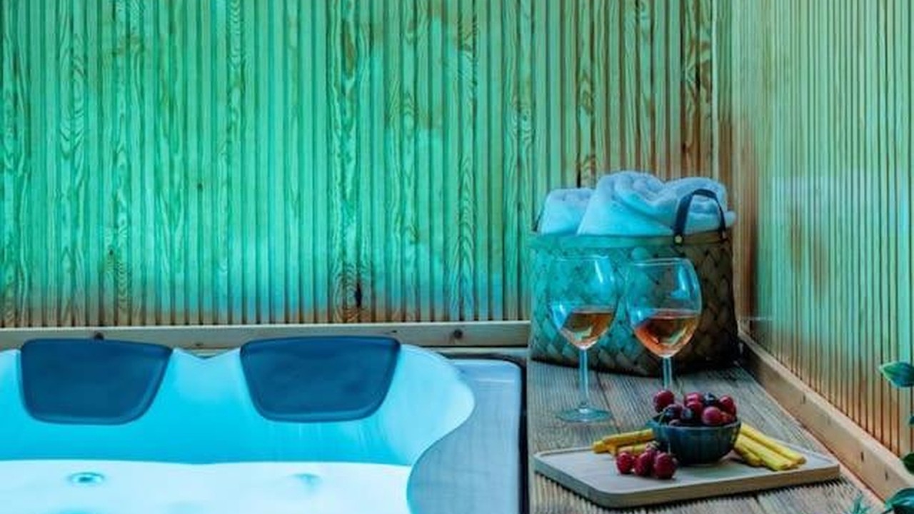 Amelia jacuzzi maisonette Ath Center | Athens, Greece | Hotel Review ⭐