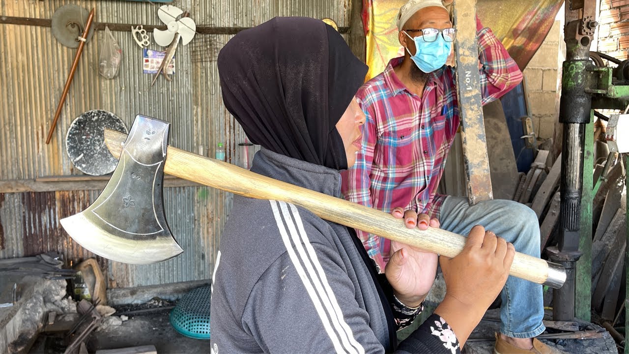 HUSBAND AND WIFE AND HELPER WORK TOGETHER TO FORGE A VERY BIG AXE STEP BY STEP CLEAR PROCESS