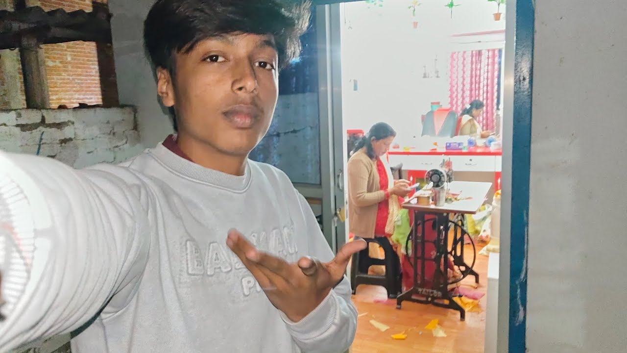 “Raat 8 Baje | Road Pe Kaam, Apna Parlor | Daily Vlog”