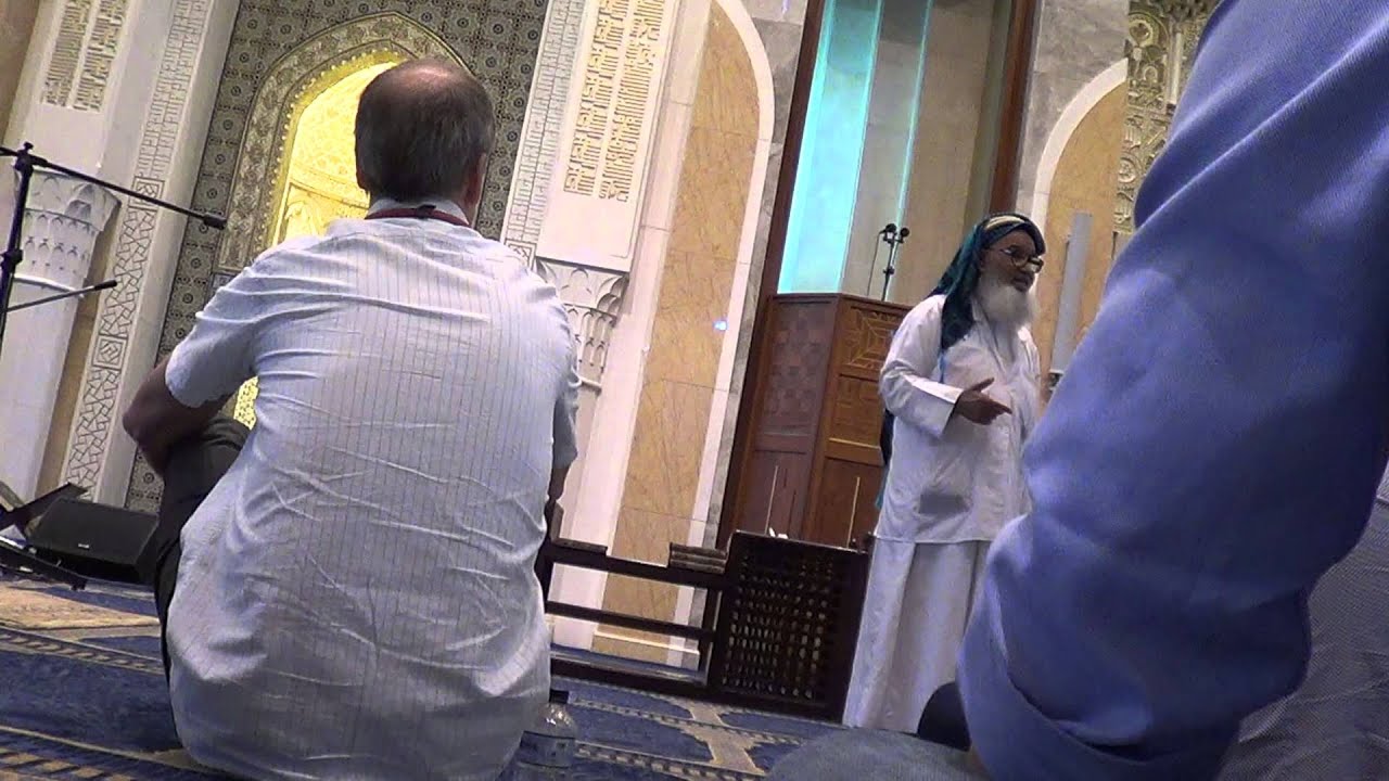 زوار مسجد الكويت الكبير مع خليل حبش