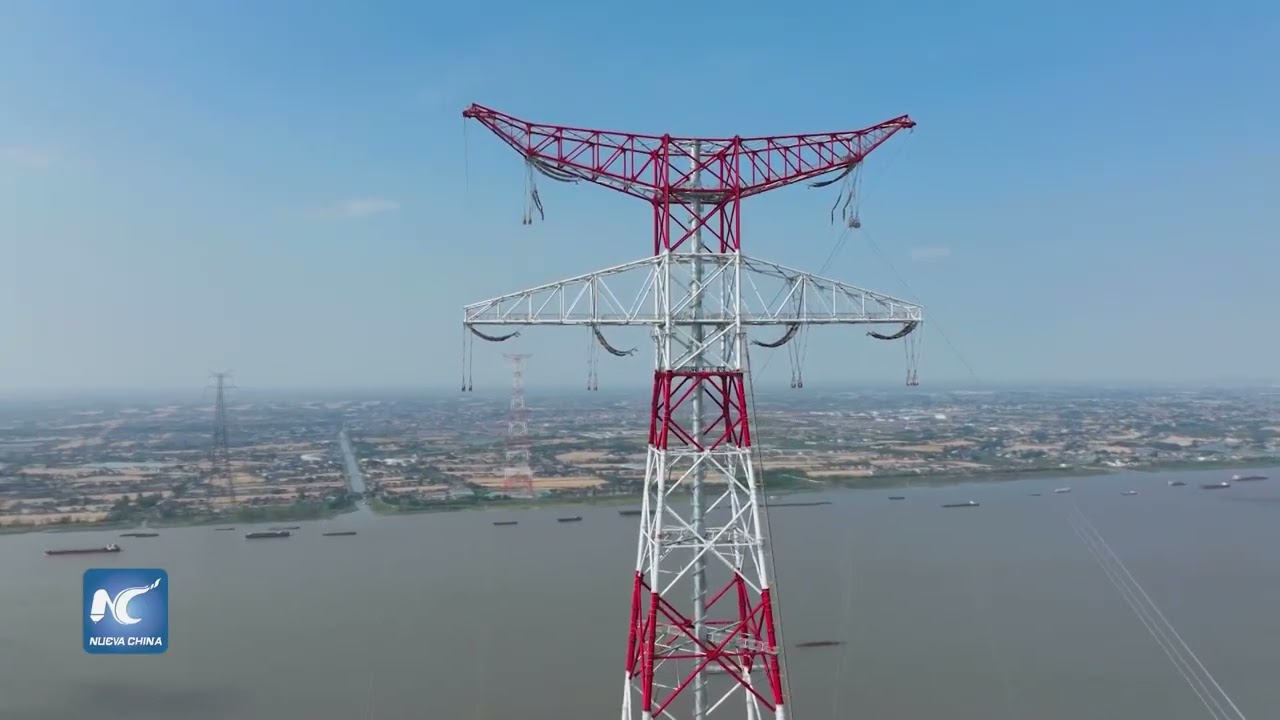Instalan cables de torres transmisi&oacute;n el&eacute;ctrica m&aacute;s altas del mundo a trav&eacute;s del r&iacute;o Yangtse