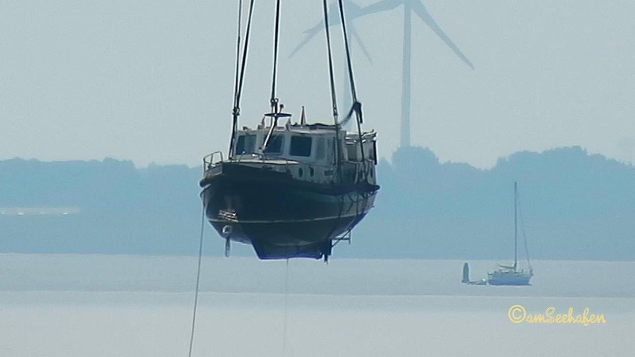 Emden damaged ship salvation heavy lift floating crane TRITON Havarist Bergung Schwimmkran