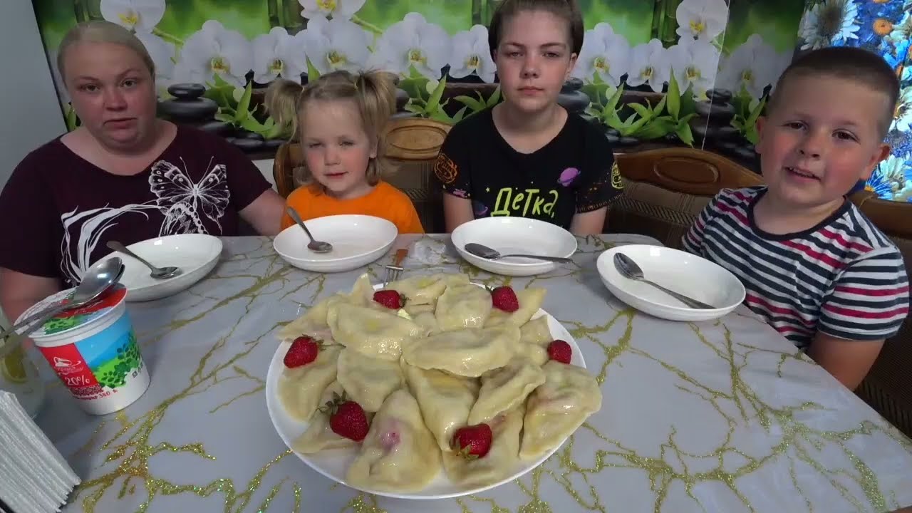 мукбанг вареники с клубникой