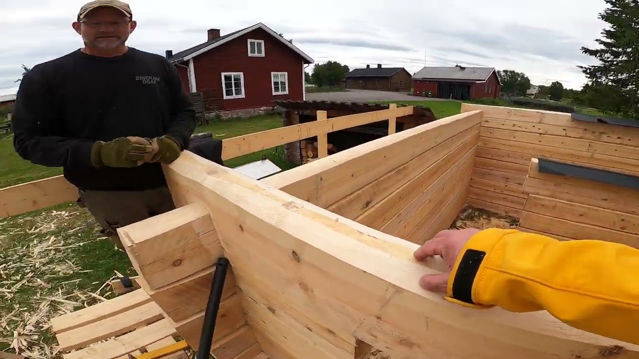 Träffade på en timmerman i Jukkasjärvi, han bygger en bastu med yxa !