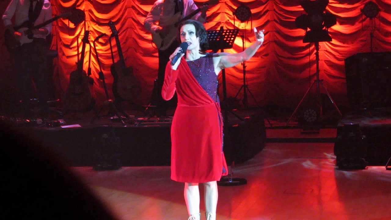 Besaré El Suelo - Luz Casal - VALENCIA