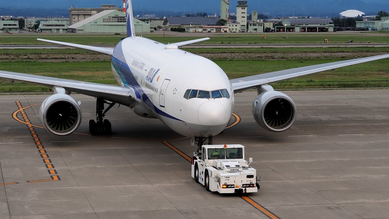小松空港×トリプルセブン ANA Boeing 777-200ER JA744A