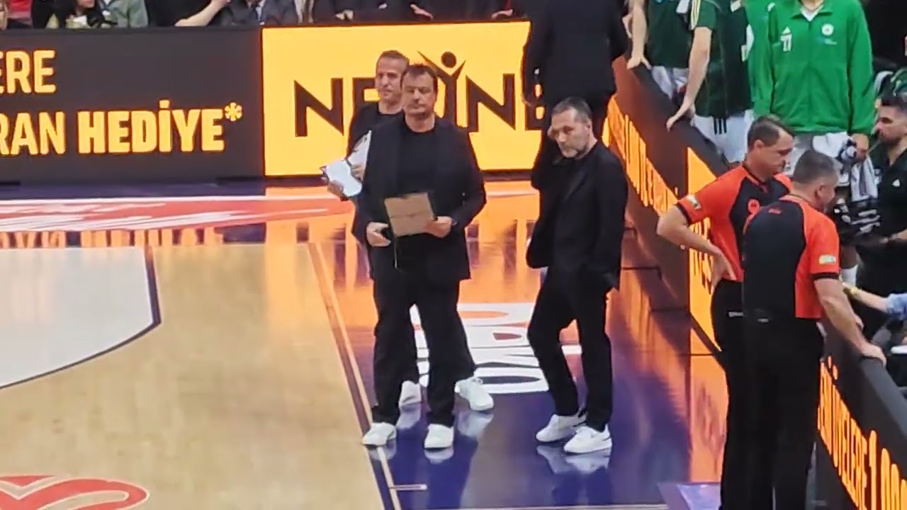 Saçma sapan hakem yönetimiyle tamamlanan Panathinaikos maç sonu salondan görünümler 