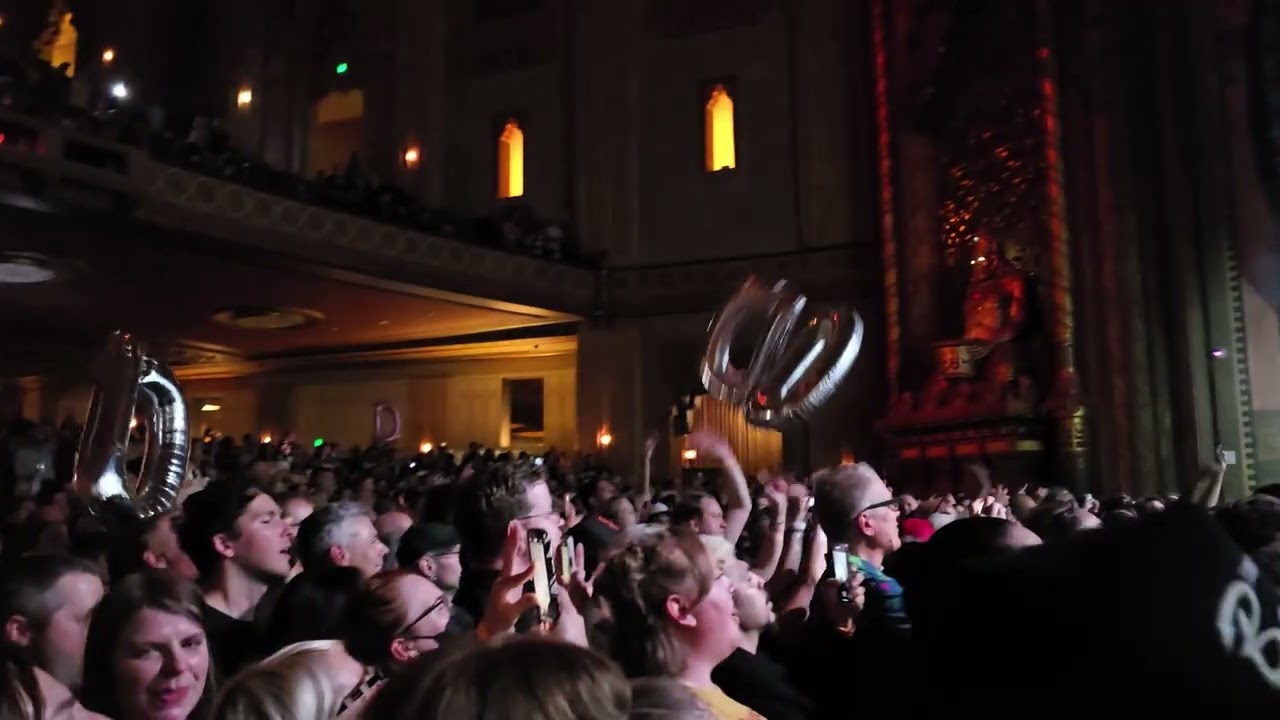 WET LEG - October 1st, 2025 - CHAISE LOUNGE- Fox Theater in Oakland 