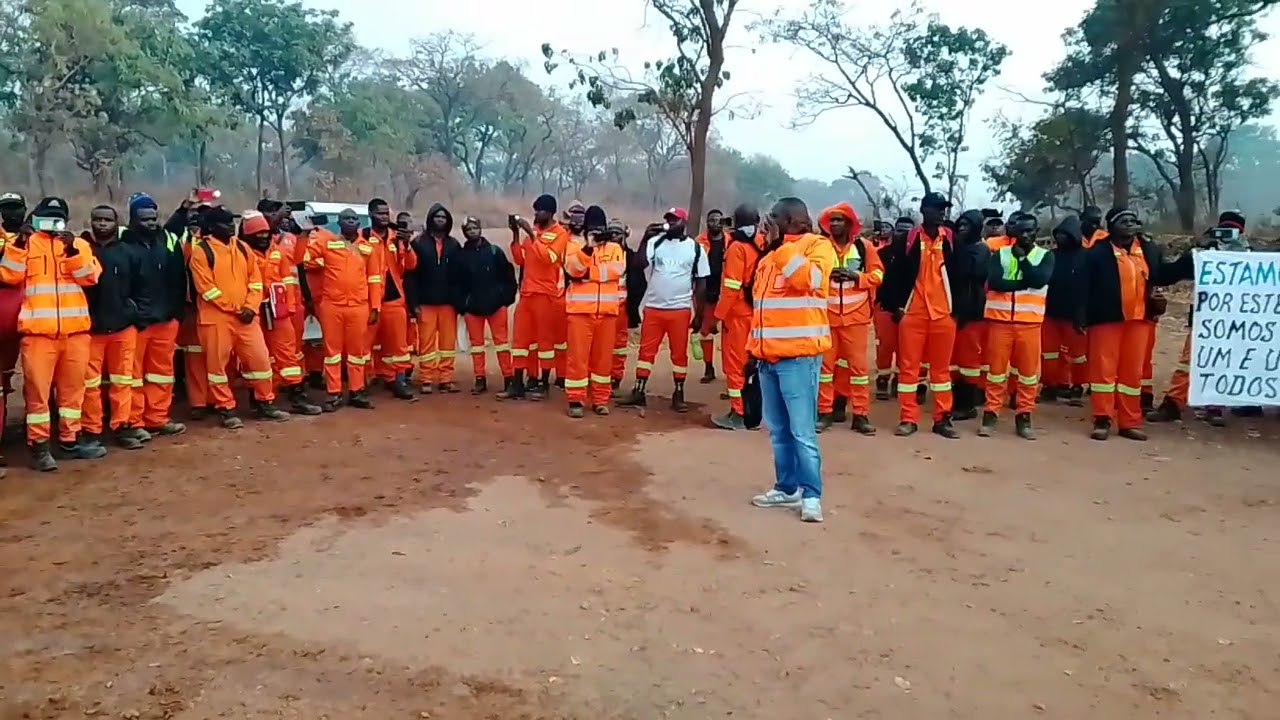a sociedade mineira do Lulo está em greve des do dia 3 do mês em curso motivo da greve é o salário