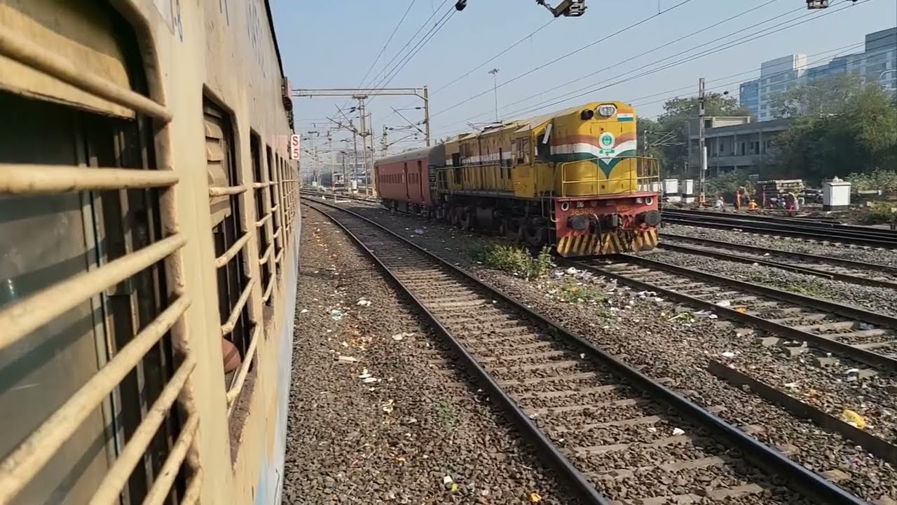 Nagpur jn arrival || 12129 azad hind sf exp #nagpurrailwaystation #trainarrival #12129 #wds6