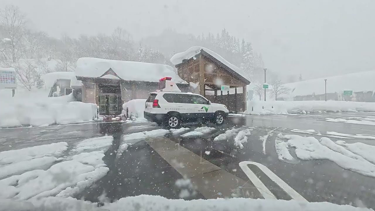 雪の湯沢から関越道と関越トンネルを高速走行し谷川岳の豪雪地帯を雪道走行