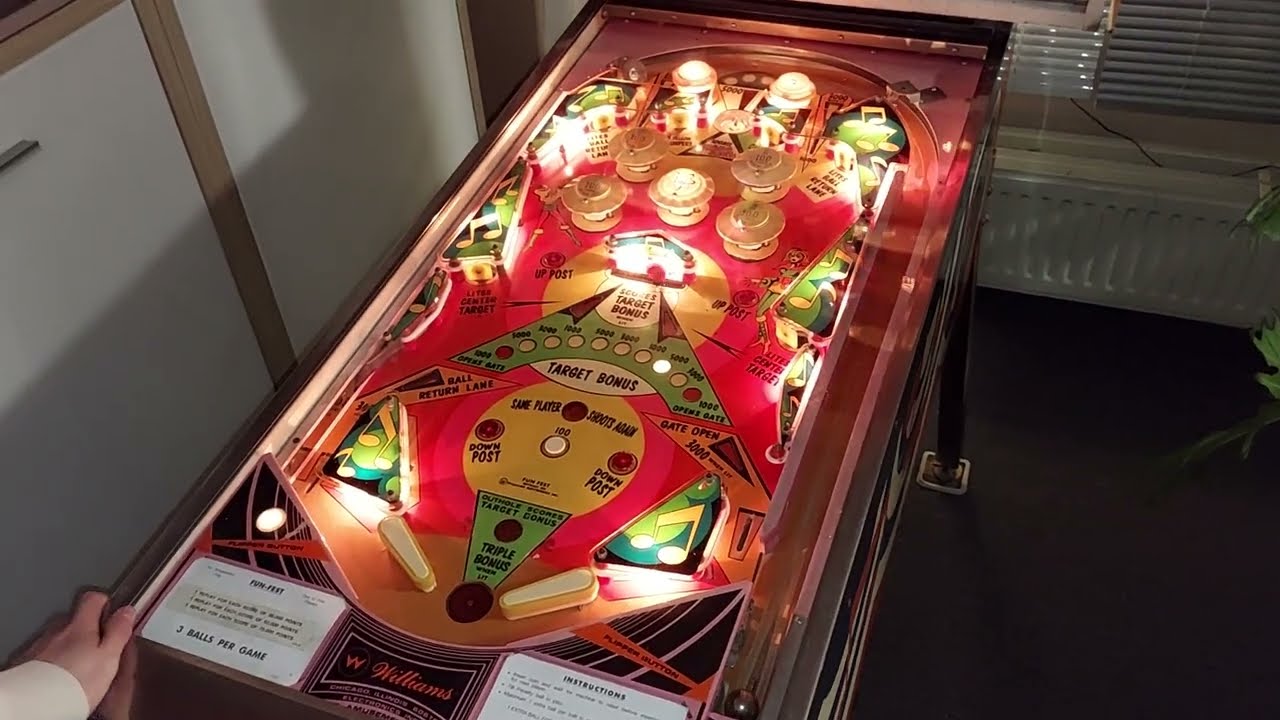 Fun-Fest Pinball from Williams (1972) in Gameplay