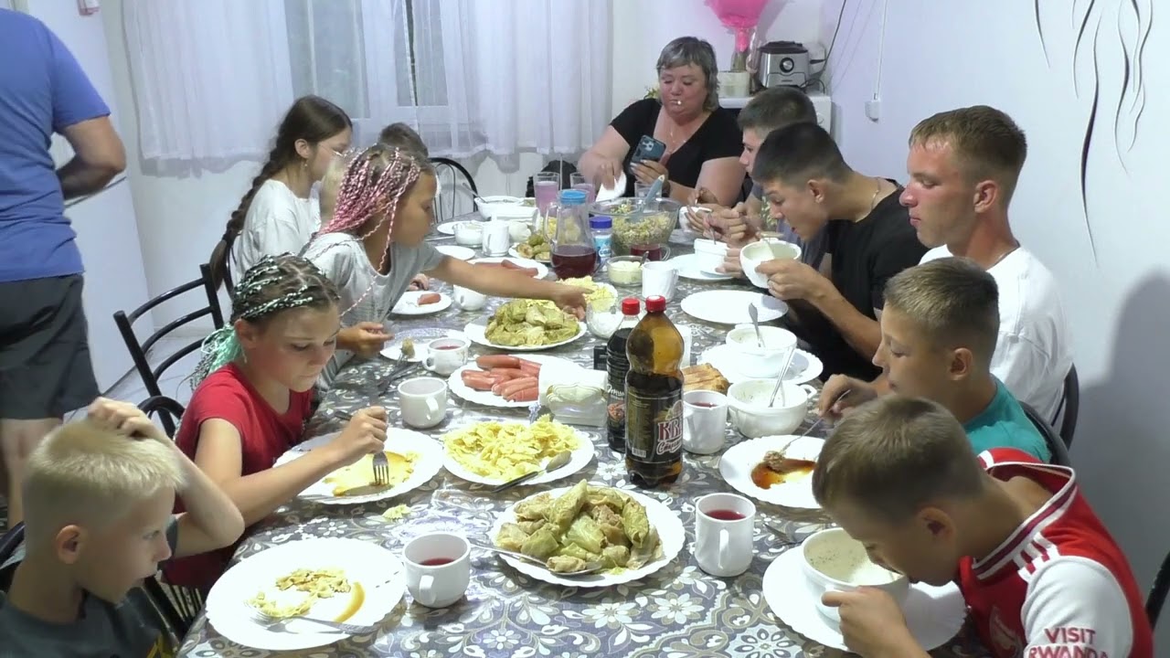 Ужин в большрй семье  , Присоединяйтесь.