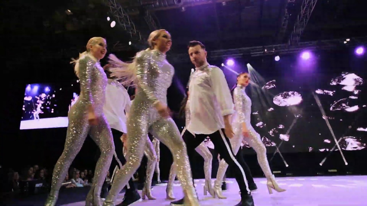 INTO YOU LIVE AT MOVE IT
