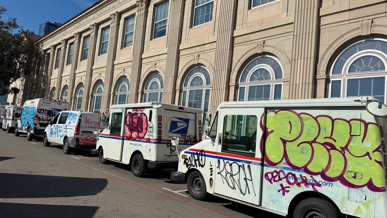 Oakland, graffiti war! ￼