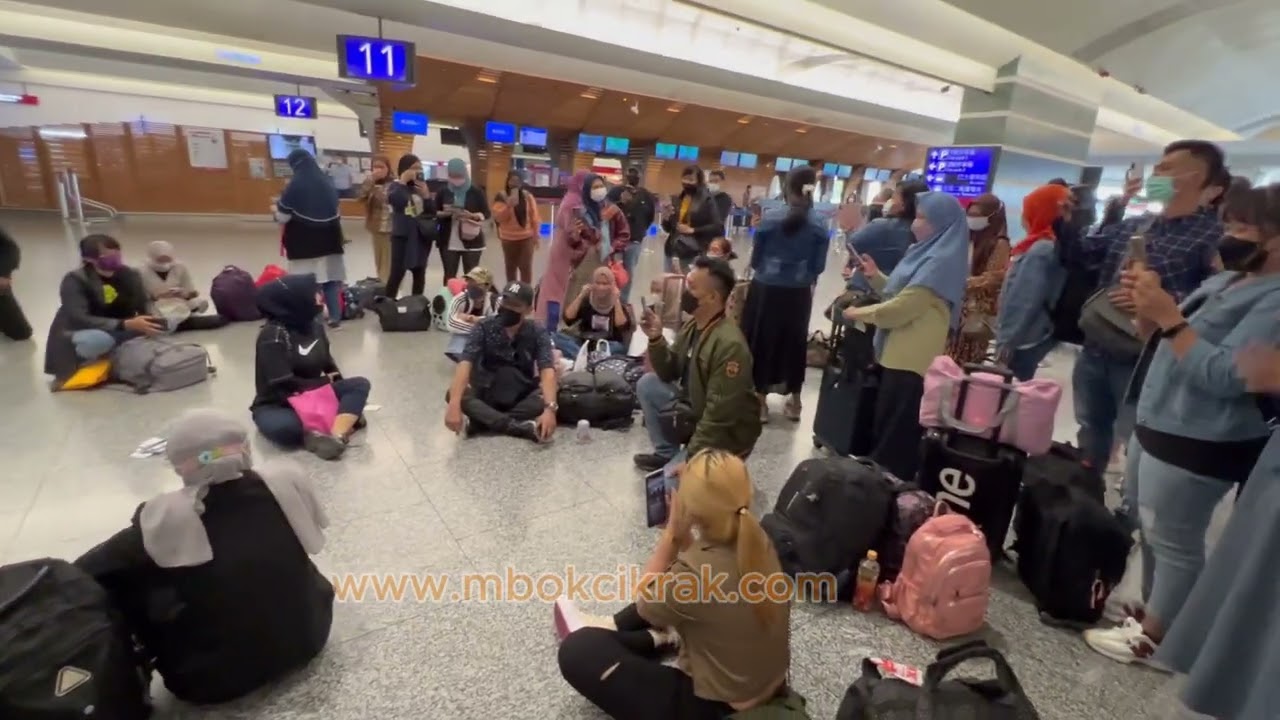 Setiap ada waktu, mbok pasti bersama kalian di bandara 😀
