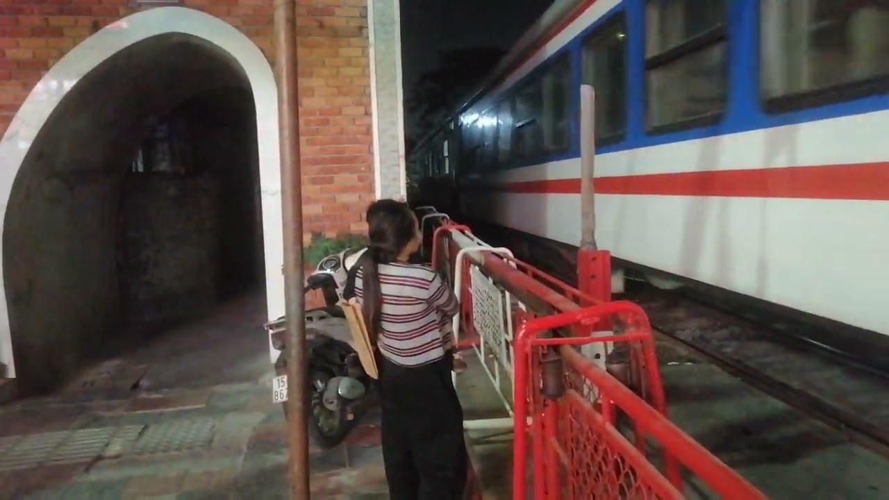 D12E-646(DEV-736) KÉO TÀU KHÁCH CLC HOA PHƯỢNG ĐỎ HP2 RỜI GA HẢI PHÒNG TRÊN ĐƯỜNG SẮT SỐ 3 