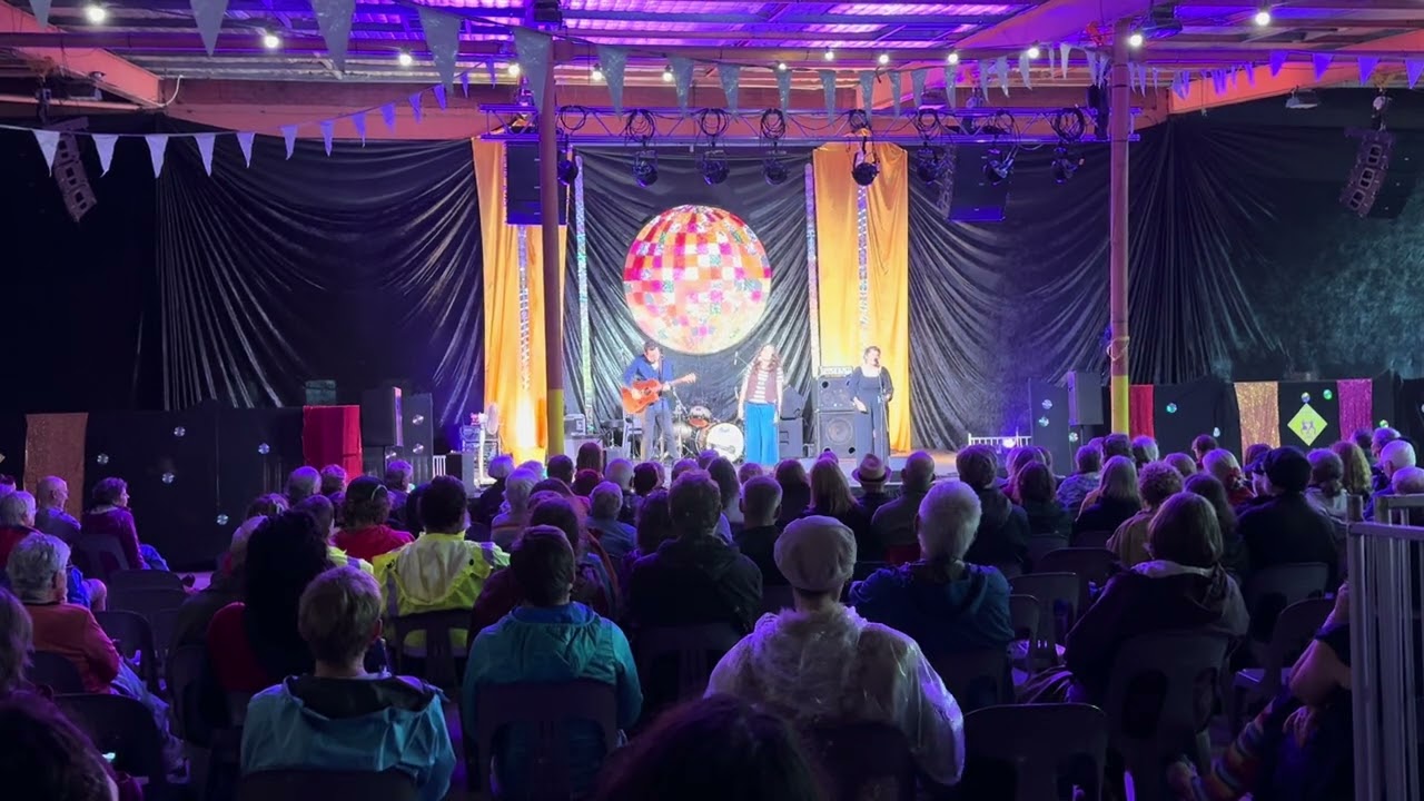 The Stiff Gins finishing with an unusual love song, Illawarra Folk Festival, 17/91/2026