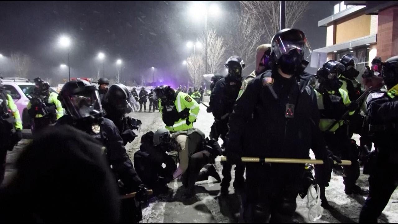 A MINNEAPOLIS manifestanti protestano davanti all'hotel di GREGORY BOVINO: oltre 20 arresti