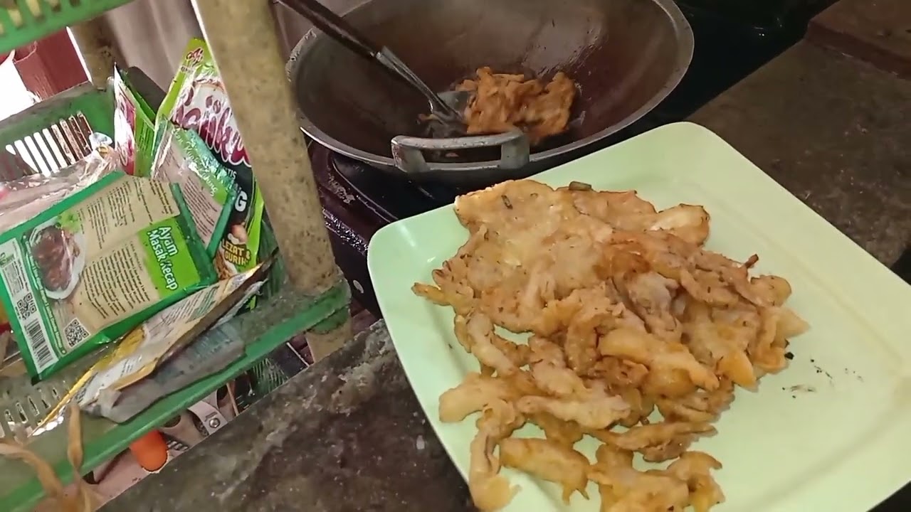 Cari pakan ikan dulu,lanjut masak bakar ikan asin, tumis kluwek(kehidupan di pedesaan) @