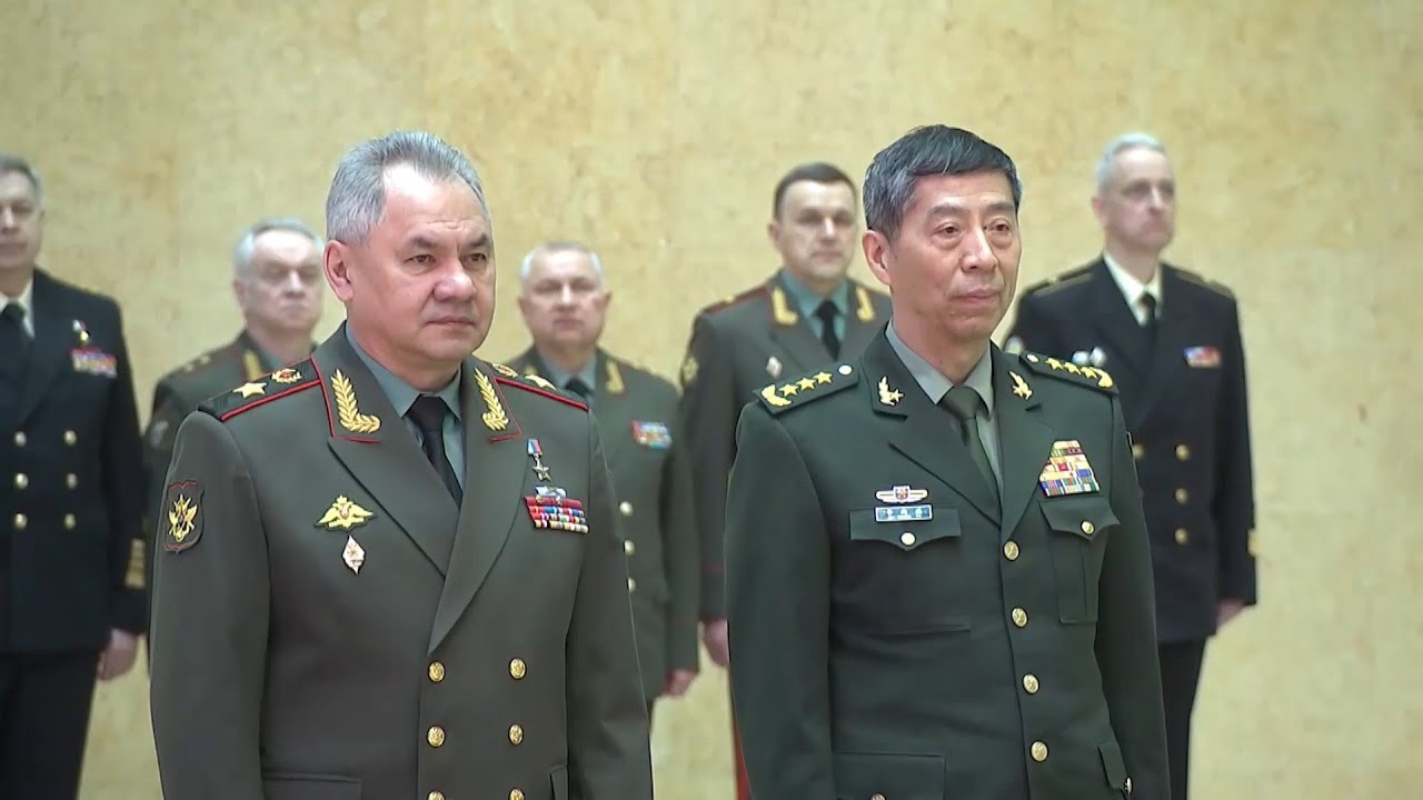 Shoigu e Li expressam determinação em intensificar cooperação militar