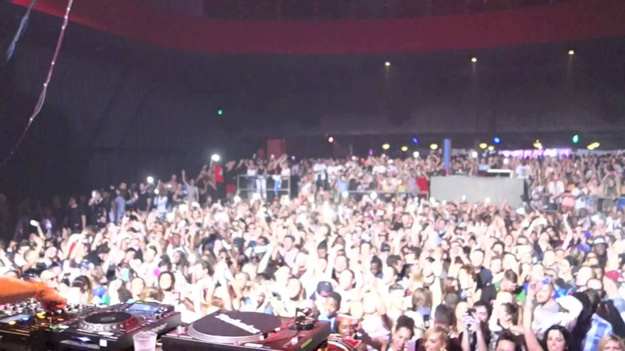 MK at Coronet Theatre London playing Look Right Through (MK Dub III)