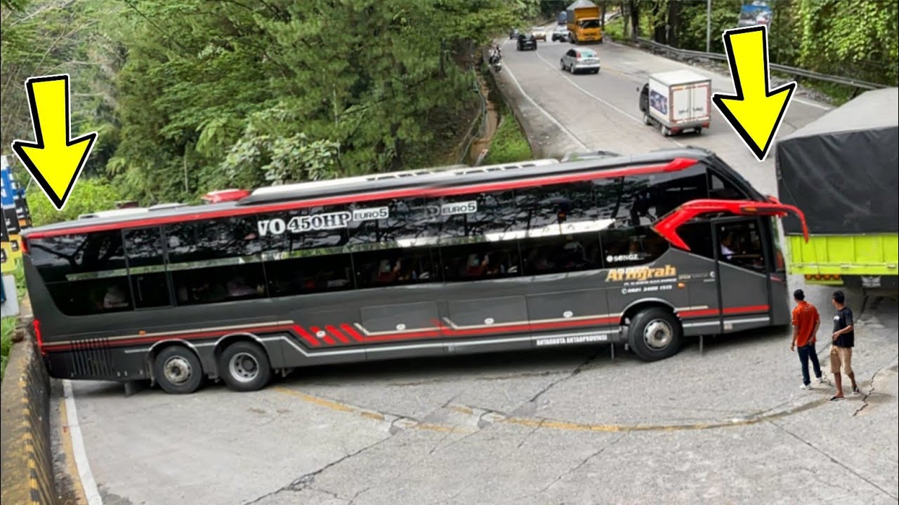 DRAMA TERBURUK !!! Bus Tronton Padang - Jakarta Tersangkut Di Tikungan Tak Bergerak Penumpang Keluar