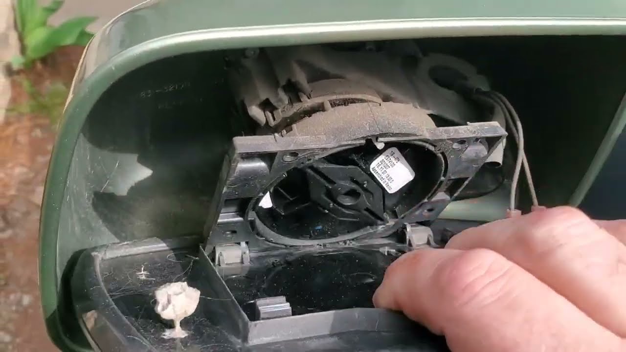 Как заменить боковое зеркало заднего вида на Ford Escape 2008–2012 годов
