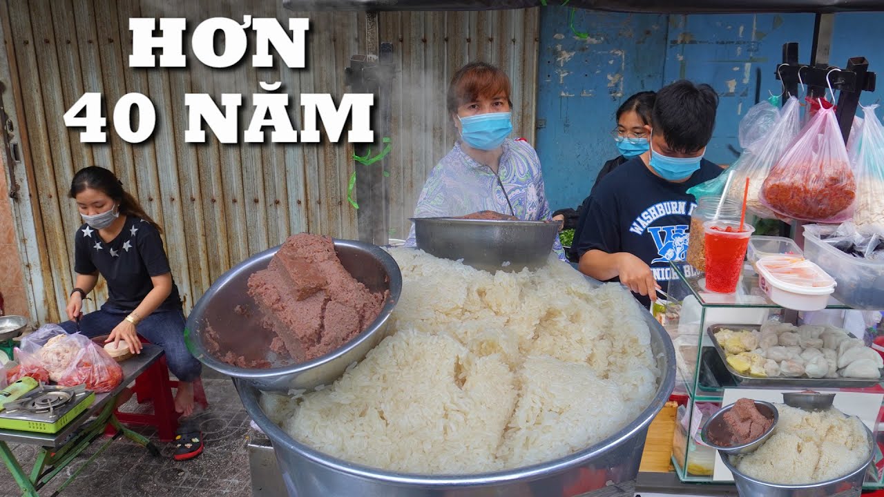 Vừa thơm vừa dẻo, xe xôi mặn gia truyền hơn 40 năm bị khách vây kín từ sáng sớm tới chiều tối.