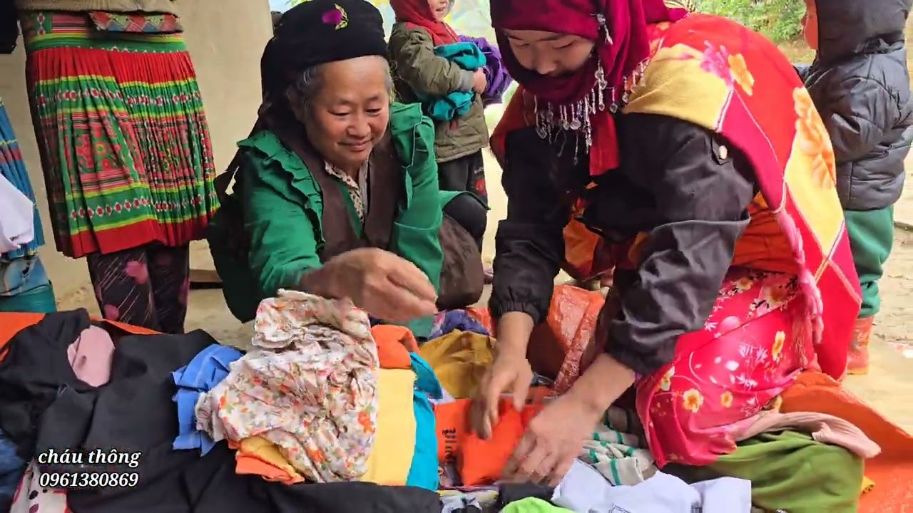 Rét đậm phát quần áo từ thiện cho bà con vui mừng tranh nhau lấy không đủ 