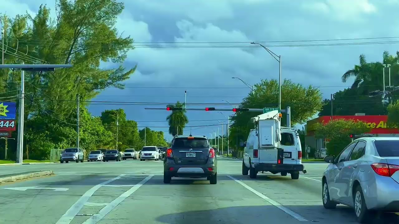 🌴 Beautiful Florida streets and highway view &mdash; green area and peaceful drive.